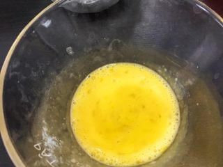 海苔饭团,容器里打入一个鸡蛋，搅打均匀