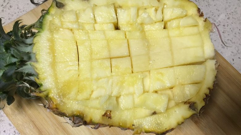 果味糯米凤梨（菠萝）饭,取多的一边周围划先用刀切一圈，再划成粒