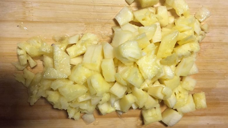 果味糯米凤梨（菠萝）饭,取出果粒用盐水浸泡片刻捞起沥干水分