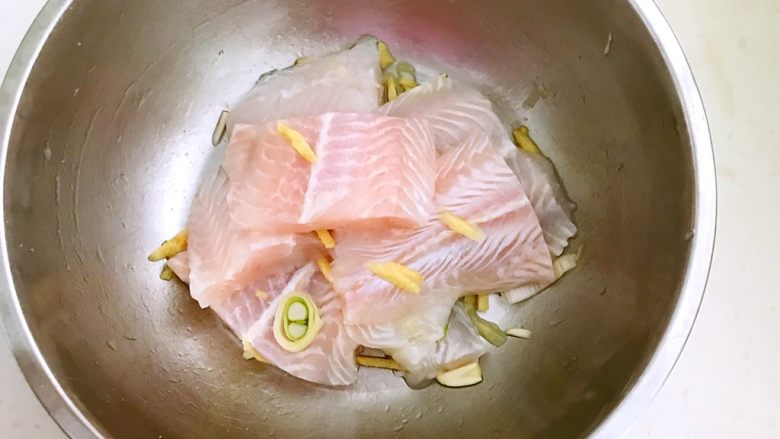香煎黑椒龙利鱼,调匀后腌制30分钟
