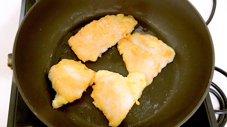 香煎黑椒龙利鱼,煎制两面金黄就熟了