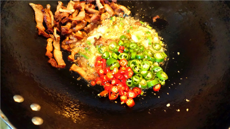干煸花菜炒腊肉,再加入青红椒圈翻炒均匀。