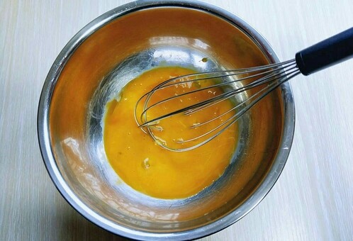 自制草莓酱蛋糕卷,先做蛋黄糊，蛋黄用手动打蛋器打散。