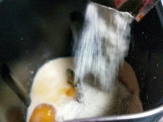 南瓜豆沙花纹水立方吐司面包,加入奶粉。