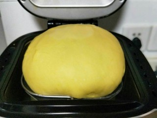 南瓜豆沙花纹水立方吐司面包,发酵好的面团，时间为90分钟。已经满桶，可以用手指捅一下，不回缩即为发酵完成。