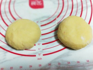 南瓜豆沙花纹水立方吐司面包,将面团取出排气，分成2等份揉圆。