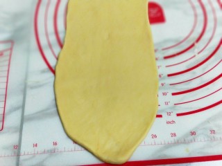 南瓜豆沙花纹水立方吐司面包,用擀面杖擀长舌状