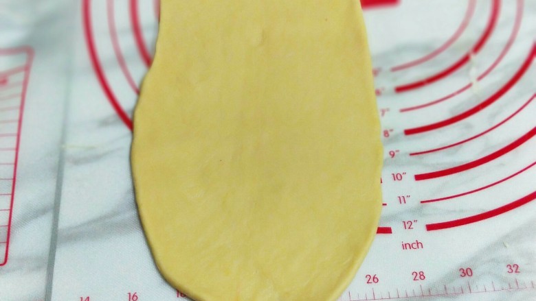 南瓜豆沙花纹水立方吐司面包,用擀面杖擀长舌状