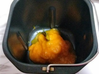 香甜松软的南瓜小面包,首先将提前蒸好的南瓜做成南瓜泥，再称重后放入面包桶中。
