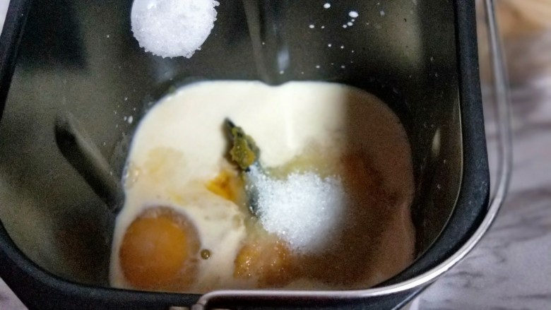 香甜松软的南瓜小面包,加入盐，盐和糖对角放。