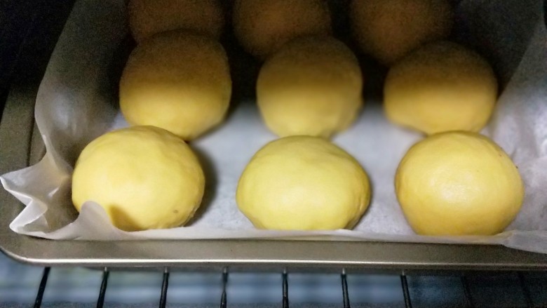 香甜松软的南瓜小面包,放入烤箱进行二次发酵，天冷可以放一碗开水，发至2-2.5倍取出刷上一层薄薄的蛋液，撒上白芝麻。 入烤箱中层，180度烤15-18分钟。注意观察颜色，必要时盖上一张锡纸。