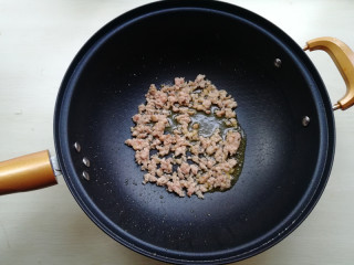 【肉末炒蒜苔】,下入肉末，小火将肉末翻炒至变白