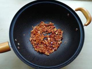 【肉末炒蒜苔】,将肉末和豆瓣酱翻炒均匀