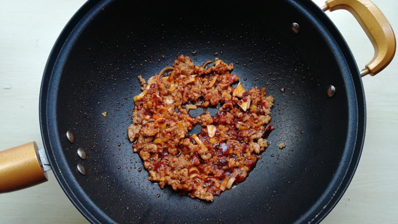 【肉末炒蒜苔】,将肉末和豆瓣酱翻炒均匀