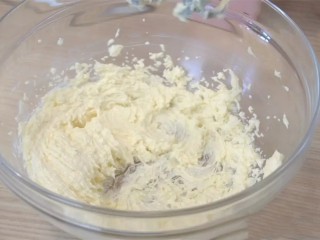 牛油果磅蛋糕,中高速打发2分钟，注意把碗壁上的黄油刮下，搅拌均匀。