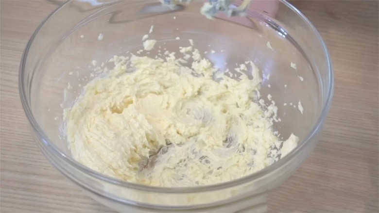 牛油果磅蛋糕,中高速打发2分钟，注意把碗壁上的黄油刮下，搅拌均匀。