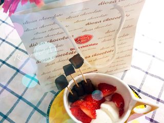 巧克力浓情草莓甜心酸奶杯,含比利时手工巧克力的燕麦冠菌风味发酵乳草莓酸奶杯，有独特的情人节专属味道。