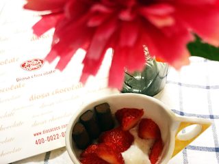 巧克力浓情草莓甜心酸奶杯,放入三块巧克力块和若干草莓块。