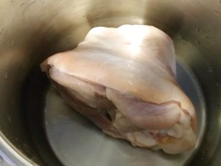 狗年旺旺，年夜饭系列1⃣️《生财肘子》,洗净肘子放到高压锅里，加半碗清水。