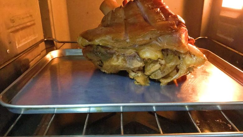 狗年旺旺，年夜饭系列1⃣️《生财肘子》,表皮上刷一层薄薄的蜂蜜。烤箱200度10分钟。