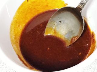 狗年旺旺，年夜饭系列2️⃣红油千福丝,红辣椒粉，加入两汤匙的热油，搅拌成红油。
