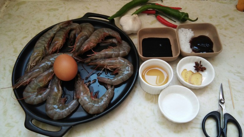香辣可口的蒜蓉烤虾，营养下饭神器,全部材料准备完毕