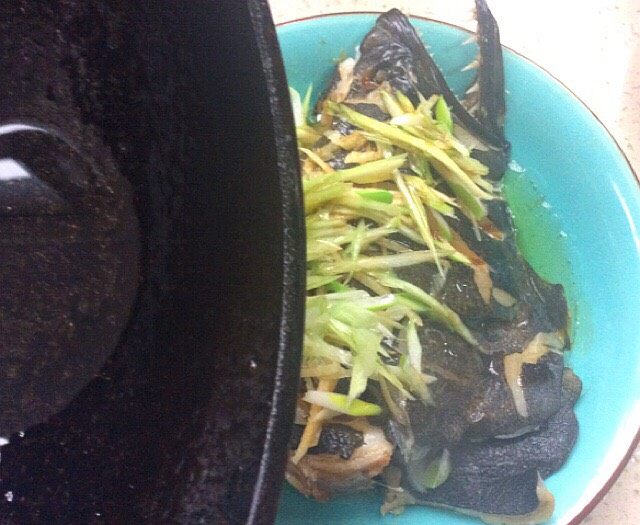 #春节健康菜#清蒸深海鱼头,起锅热油，浇入油头上