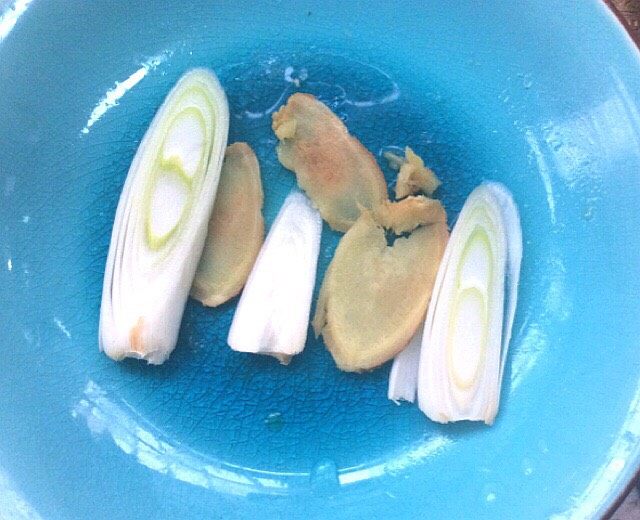 #春节健康菜#清蒸深海鱼头,摆上葱姜片