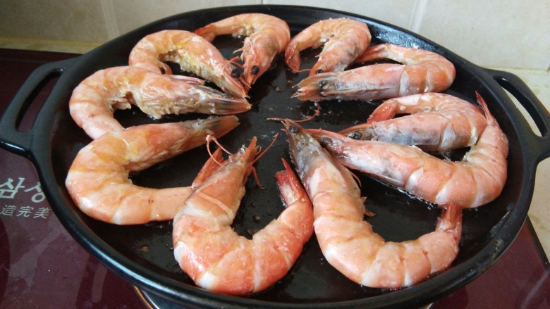 香辣可口的蒜蓉烤虾，营养下饭神器,然后将虾翻面继续烤3-5分钟。
