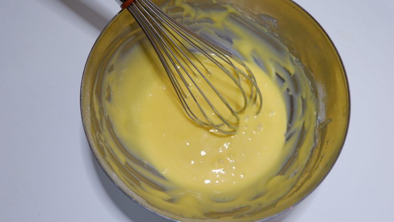 酸奶戚风蛋糕卷,搅拌好的蛋黄糊顺滑无颗粒