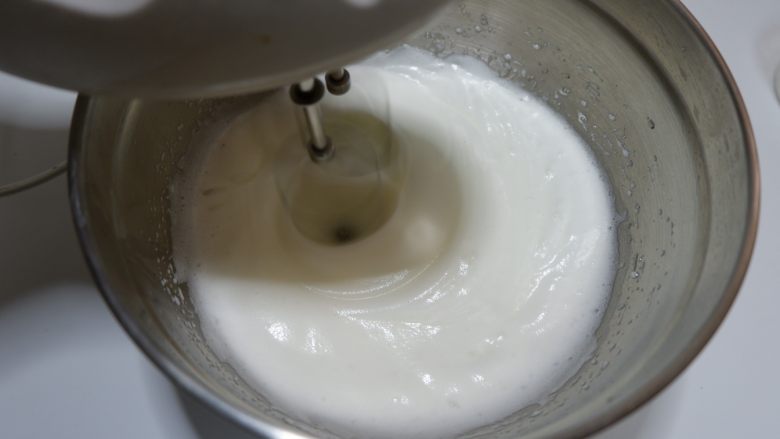 酸奶戚风蛋糕卷,转高速打发至泡沫细腻加入三分之二的砂糖