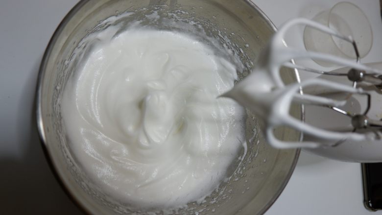 酸奶戚风蛋糕卷,最后出现纹理加入剩余砂糖，打发至湿性发泡。 最后记得转中速旋转蛋盆打发一下蛋白，起到稳定细腻蛋白的作用。要想成品的蛋糕胚细腻这一步非常关键哦