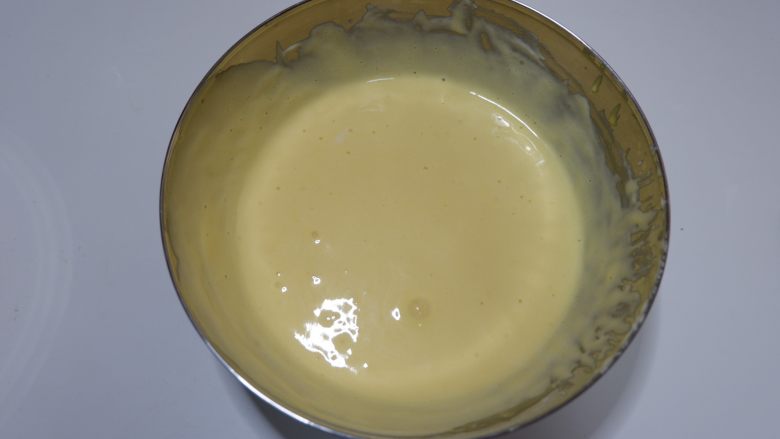 酸奶戚风蛋糕卷,将搅拌好的蛋黄糊倒入剩余的蛋白中，用刮刀画J字型翻拌均匀