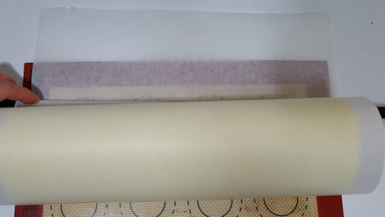 酸奶戚风蛋糕卷,烤好取出放在烤网上晾至温热，用油纸协助卷起来即可。