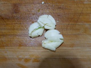 蚝汁杏鲍菇,蒜拍碎。