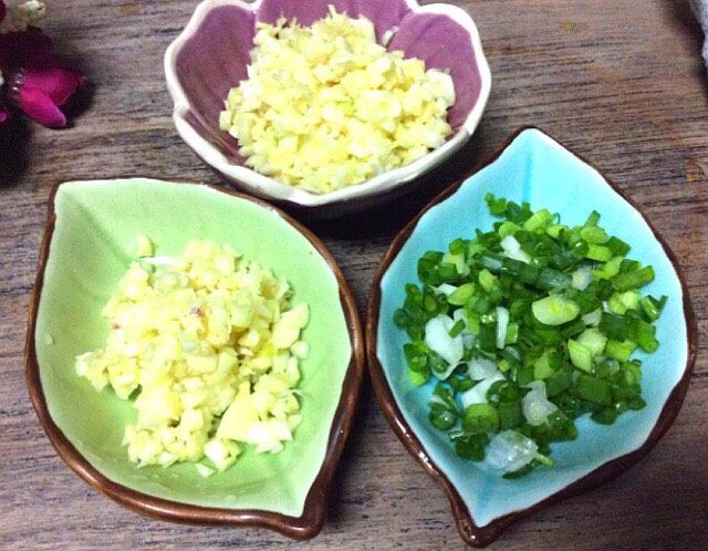 #春节健康菜#开运富贵虾,蒜切末分两份，小葱切碎备用
