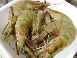 狗年旺旺，年夜饭系列5️⃣《韭黄虾》,新鲜海虾洗一下。