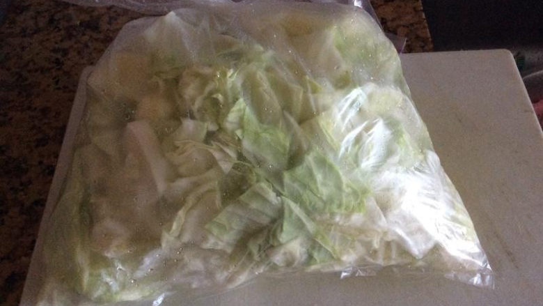 五花肉烧圆白菜,放入塑料袋，撒少许盐静置10分钟。