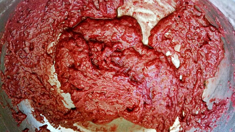 红曲蛋糕卷,用手抽或者硅胶刀混合均匀。