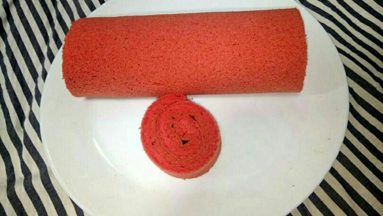 红曲蛋糕卷,过年吃红色蛋糕是不是很应景呢😄