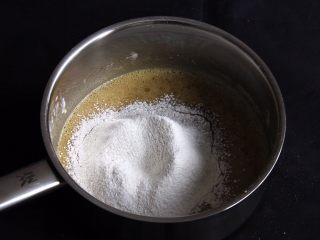 咖啡戚风蛋糕,低筋粉和咖啡粉混合过筛到蛋黄糊中。