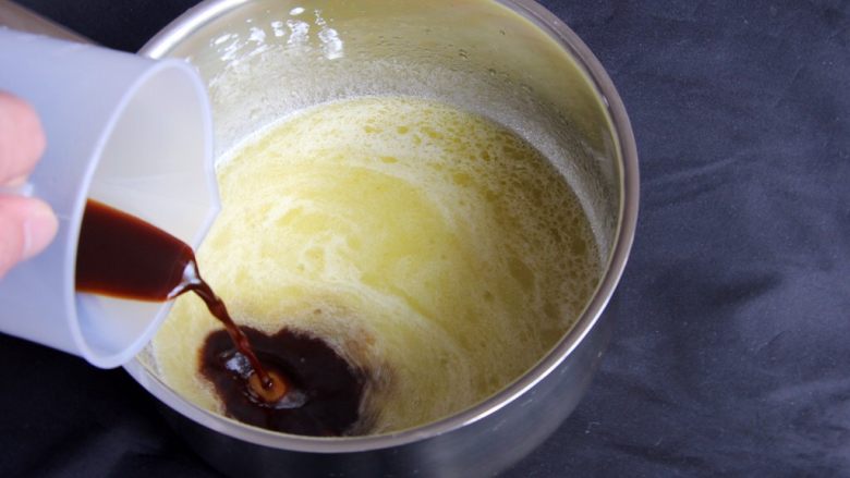 咖啡戚风蛋糕,油水混合后再倒入咖啡酒液，再次搅打均匀。