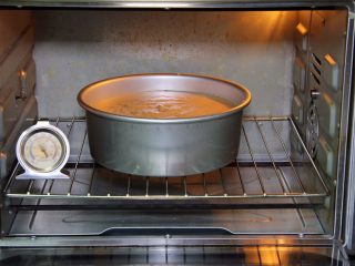 咖啡戚风蛋糕,烤箱预热至150度，时间40分钟烤制。