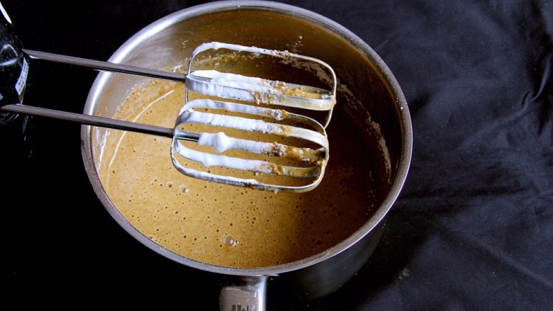 咖啡戚风蛋糕,用打蛋器低速搅打几秒，看不见粉，面粉要混合均匀。