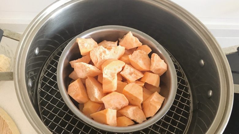 香炸红薯丸子,把红薯切成小块蒸熟或者烤箱里面或者微波炉里面烤熟，选择烤箱和微波炉的话最好不要切成块，因为烤箱和微波炉烤的红薯表面都会有点糊，需要剥掉外壳，如果切成块，那么你每一块还要把表层去掉很麻烦。选择蒸锅的话要把红薯盖上盖再蒸，不然蒸的时候水分进入红薯，红薯又会变得很希，不容易成团。