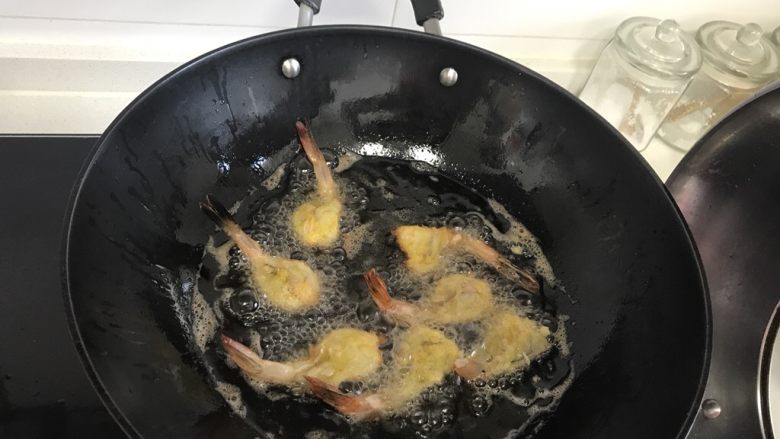 香酥黄金虾,把虾放进油中炸，不断的用筷子翻个儿，以免炸糊了。