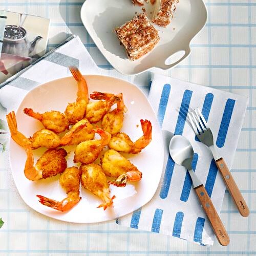 香酥黄金虾,香酥鲜嫩的黄金虾炸好啦，可以沾着番茄酱吃也可以什么都不粘。