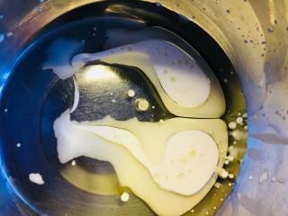 新春“福气”奶油卷,将牛奶玉米油放入容器中，蛋抽搅拌乳化。