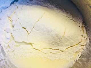 新春“福气”奶油卷,将低粉筛入乳化好的液体中，Z字搅拌均匀，这时的面糊比较粘稠，没关系，加入了蛋黄就好了。