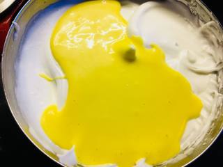 新春“福气”奶油卷,再将蛋黄糊全部倒回到蛋白中，同样是翻拌均匀。